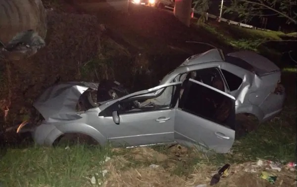 Motorista morre após carro cair de viaduto em rodovia da região