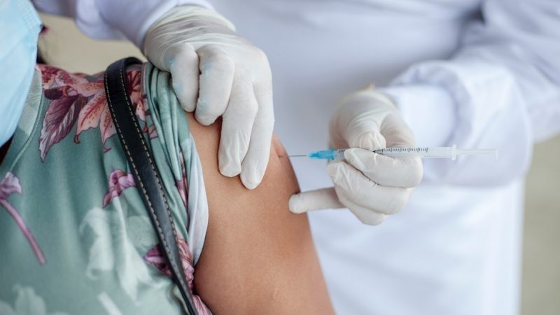 Saúde amplia vacinação com Bivalente para maiores de 18 anos em todo o estado