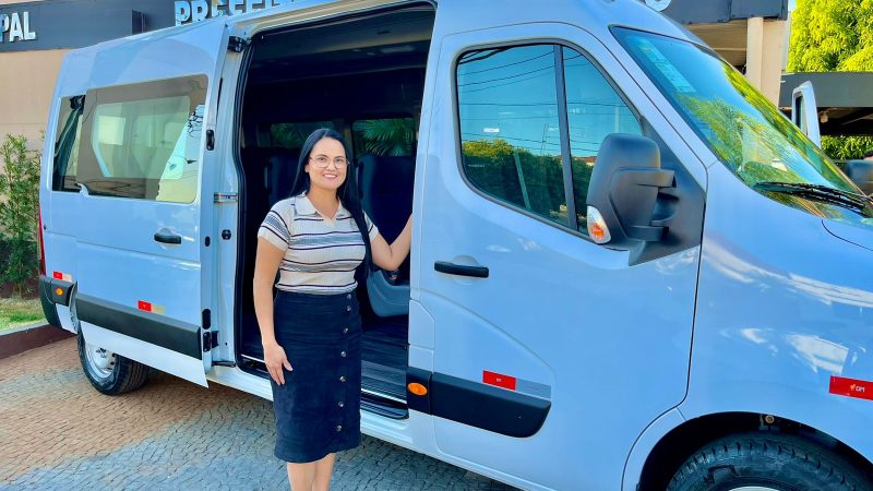 Katia Morita apresenta nova van adquirida para a Educação de Auriflama