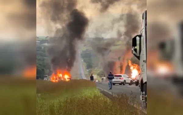 Caminhão carregado com combustível pega fogo e interdita rodovia