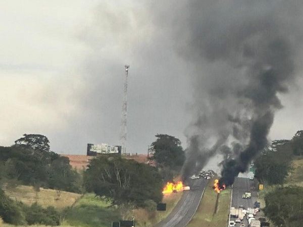 Caminhão carregado com etanol tomba e pega fogo em rodovia da região