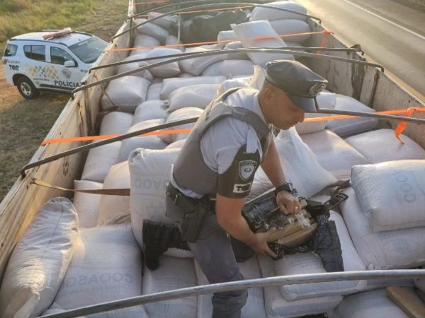 Polícia Rodoviária apreende quase 3 toneladas de maconha em Nhandeara