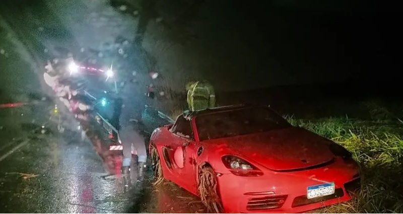 Porsche de R$ 500 mil é encontrado abandonado em rodovia