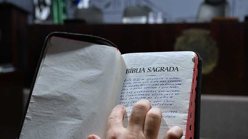 Justiça proíbe vereadores de Araçatuba lerem trechos da bíblia durante as sessões