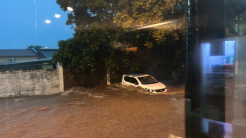 ​Temporal inunda imóveis, arrasta carros e causa estragos ​​no oeste paulista