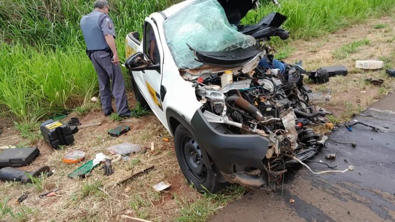 Motorista de carro morre em batida contra caminhão em rodovia de Itajobi