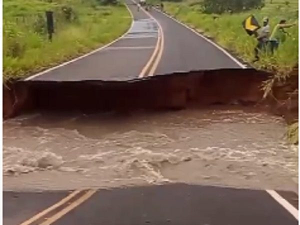 Tempestade transborda córrego e abre cratera em pista de Mirandópolis